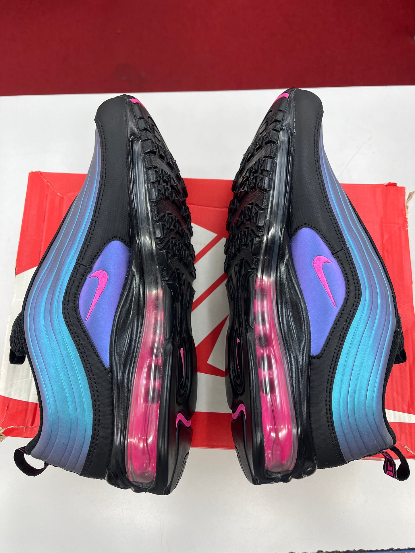 SZ 9 Men.       2018 Nike Air Max 97 Throwback Future.