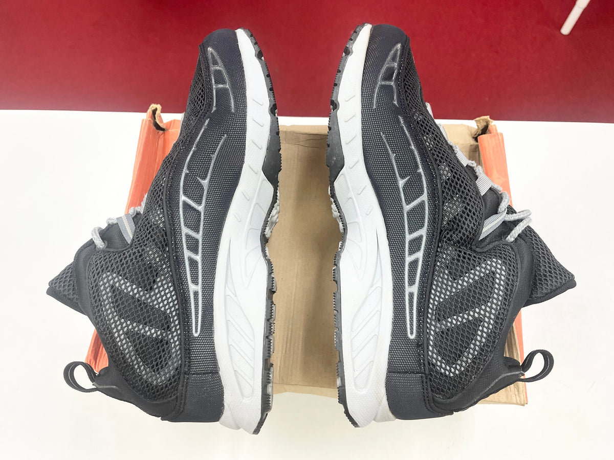 SZ: 13 men.      1999 Nike Air Famished Goretex.