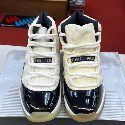 SZ 7 Men.       2000 Jordan XI Concord.