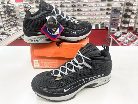 SZ: 13 men.      1999 Nike Air Famished Goretex.
