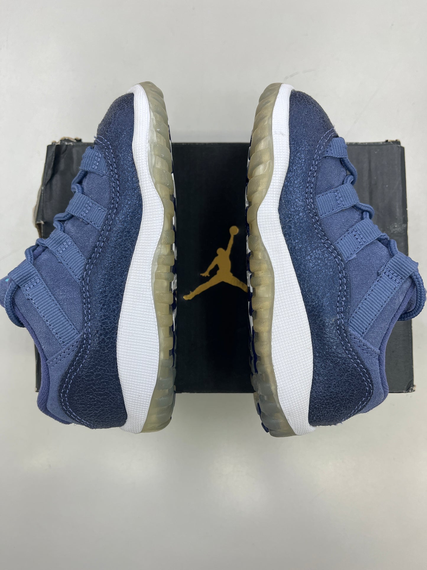 SZ 8C.      Used 2016 Jordan 11 retro Blue Moon.