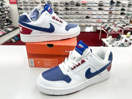 SZ 9 Men.      2004 Nike Delta Force Low.