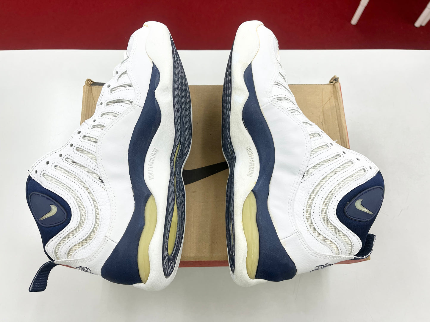 SZ 10 Men.      1997 Nike Air Bakin Midnight Navy.