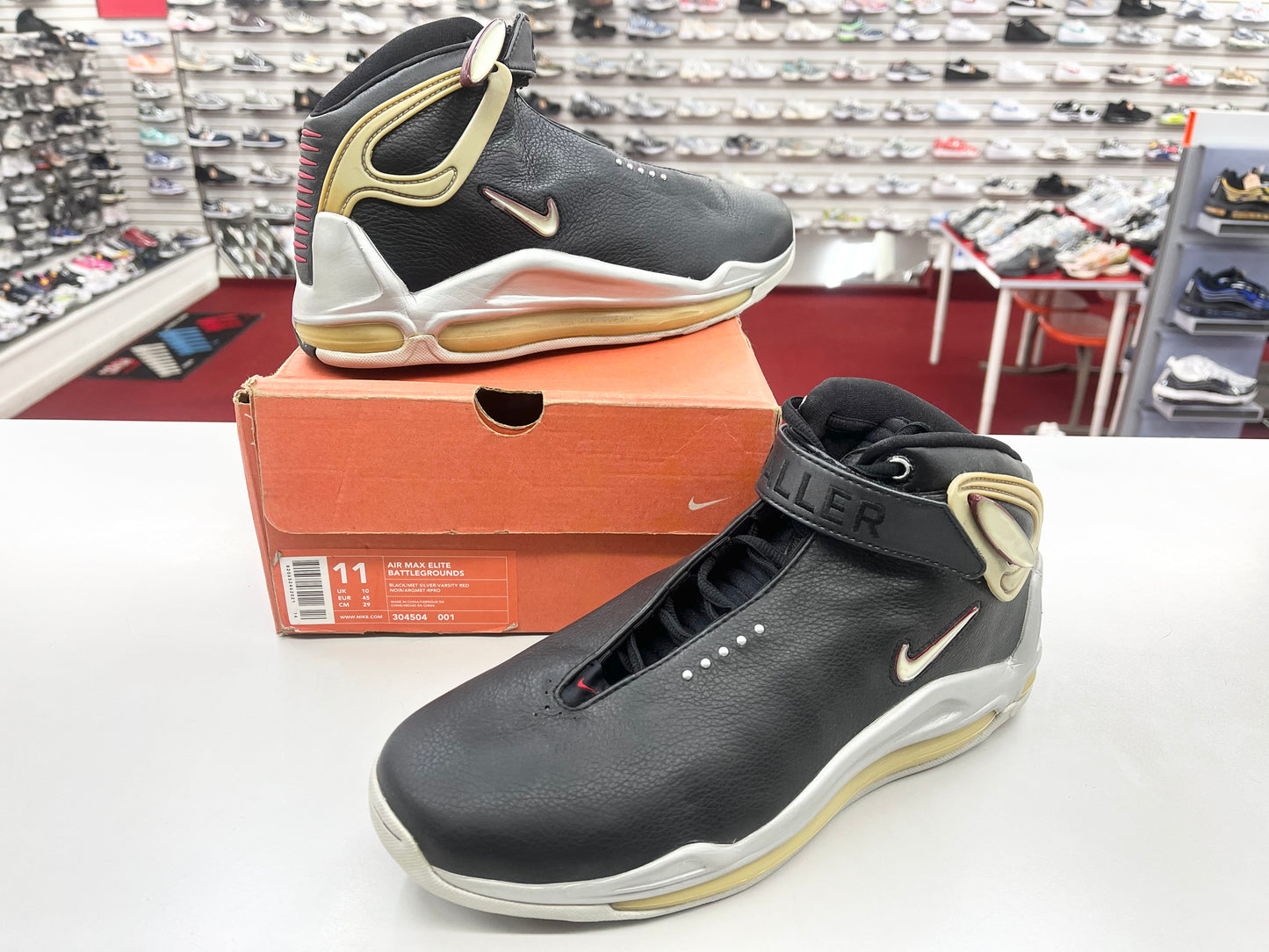 SZ 11 Men.      2002 Nike Air Max Elite Battleground.