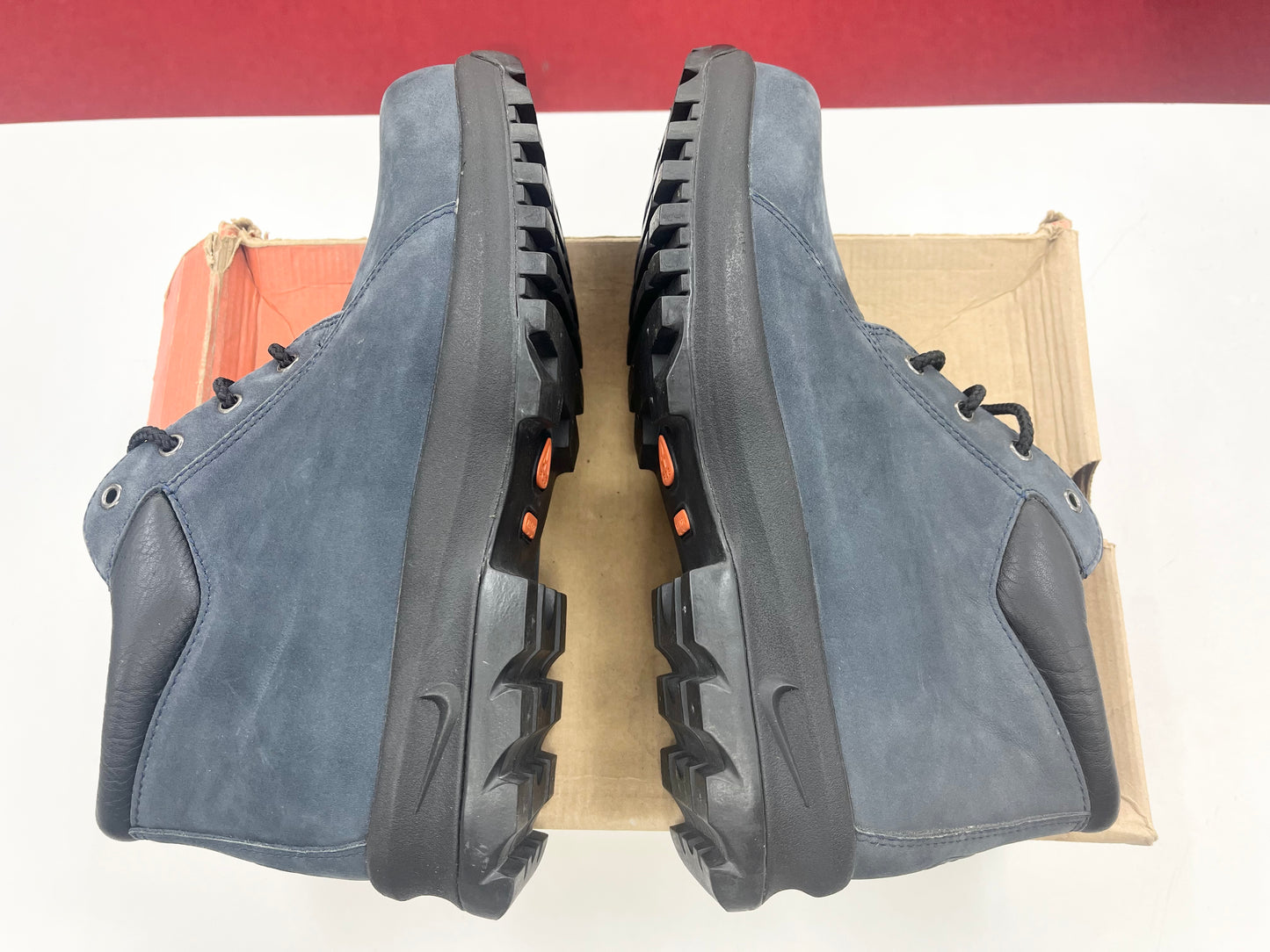 SZ 9.5 Men.    2001 Nike Air Peruvian Mid ACG Boot.