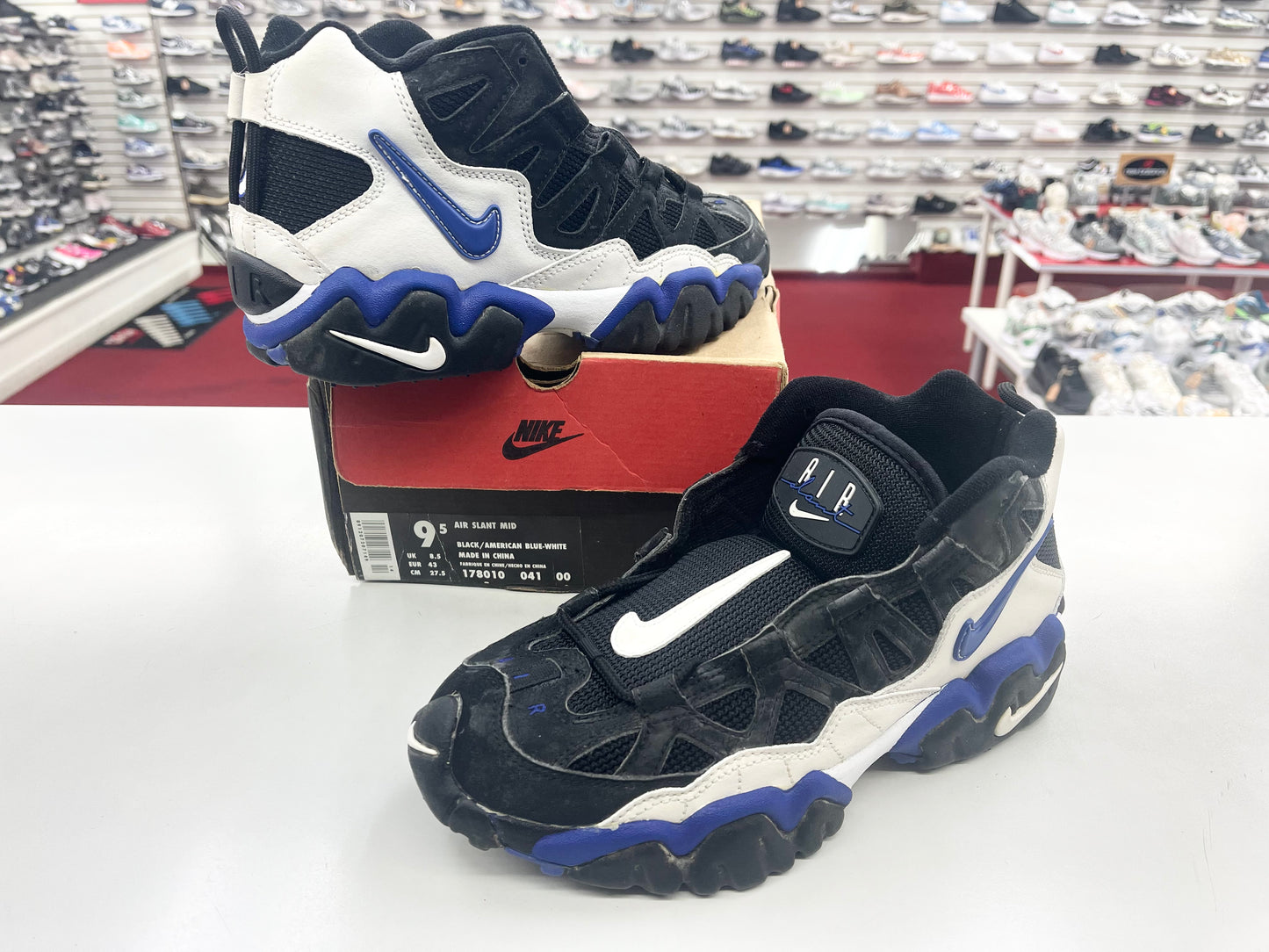 SZ 9.5 Men.     1996 Nike Air Slant Mid.