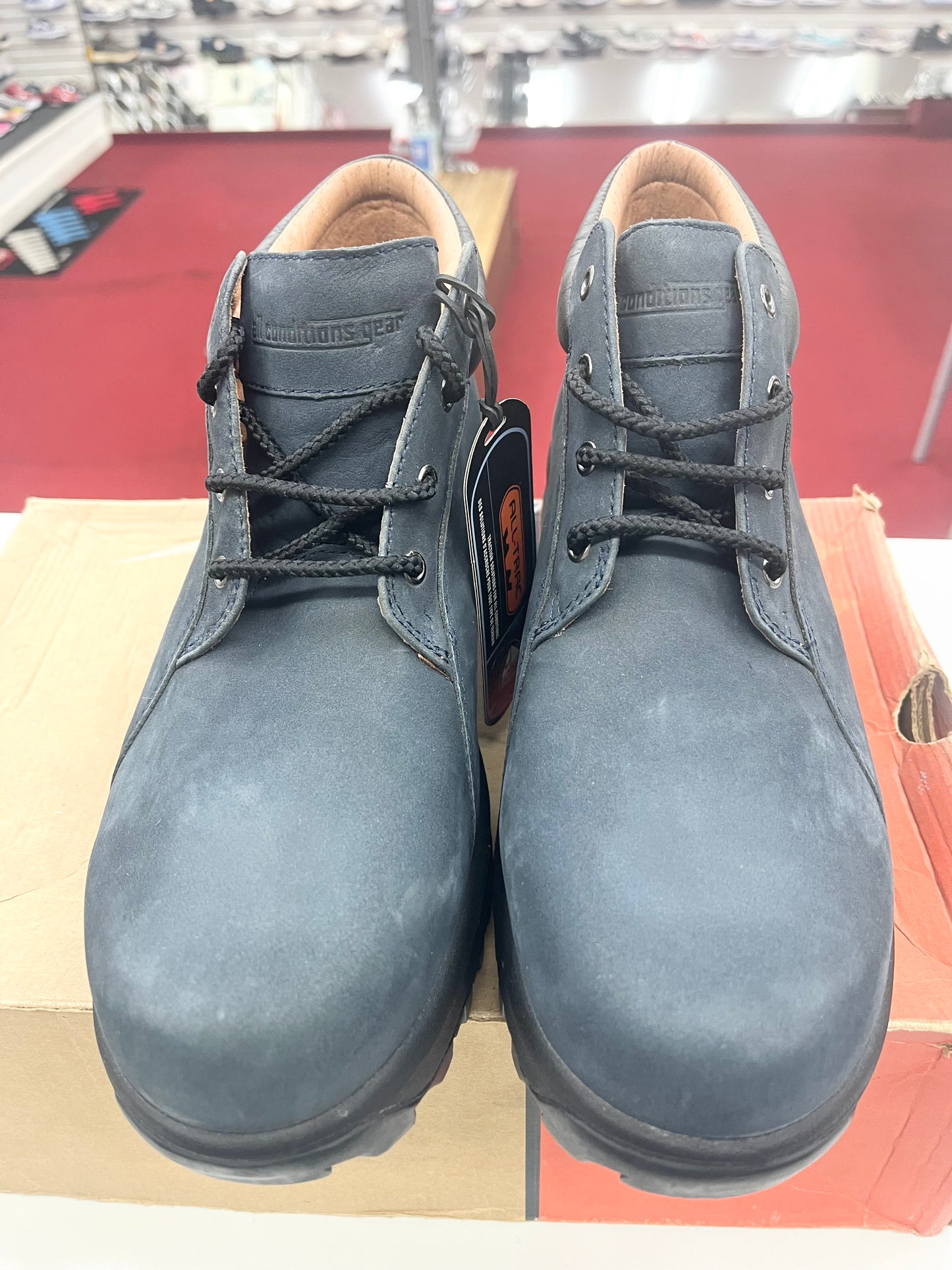 SZ 9.5 Men.    2001 Nike Air Peruvian Mid ACG Boot.