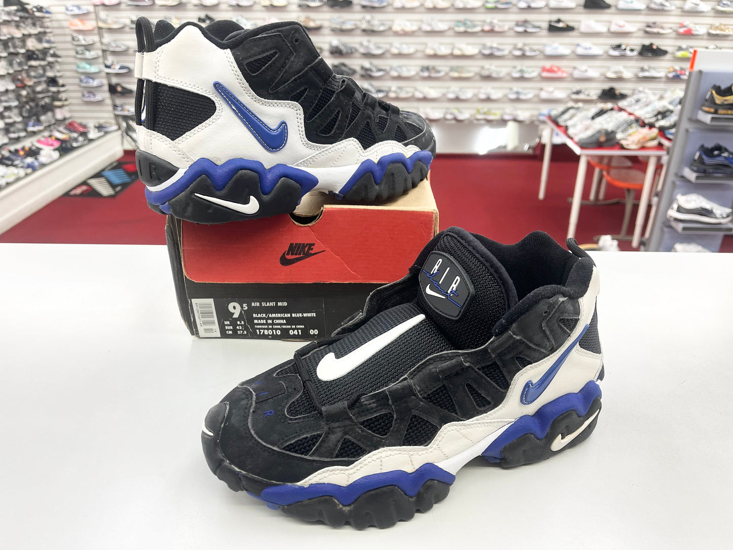 SZ 9.5 Men.     1996 Nike Air Slant Mid.
