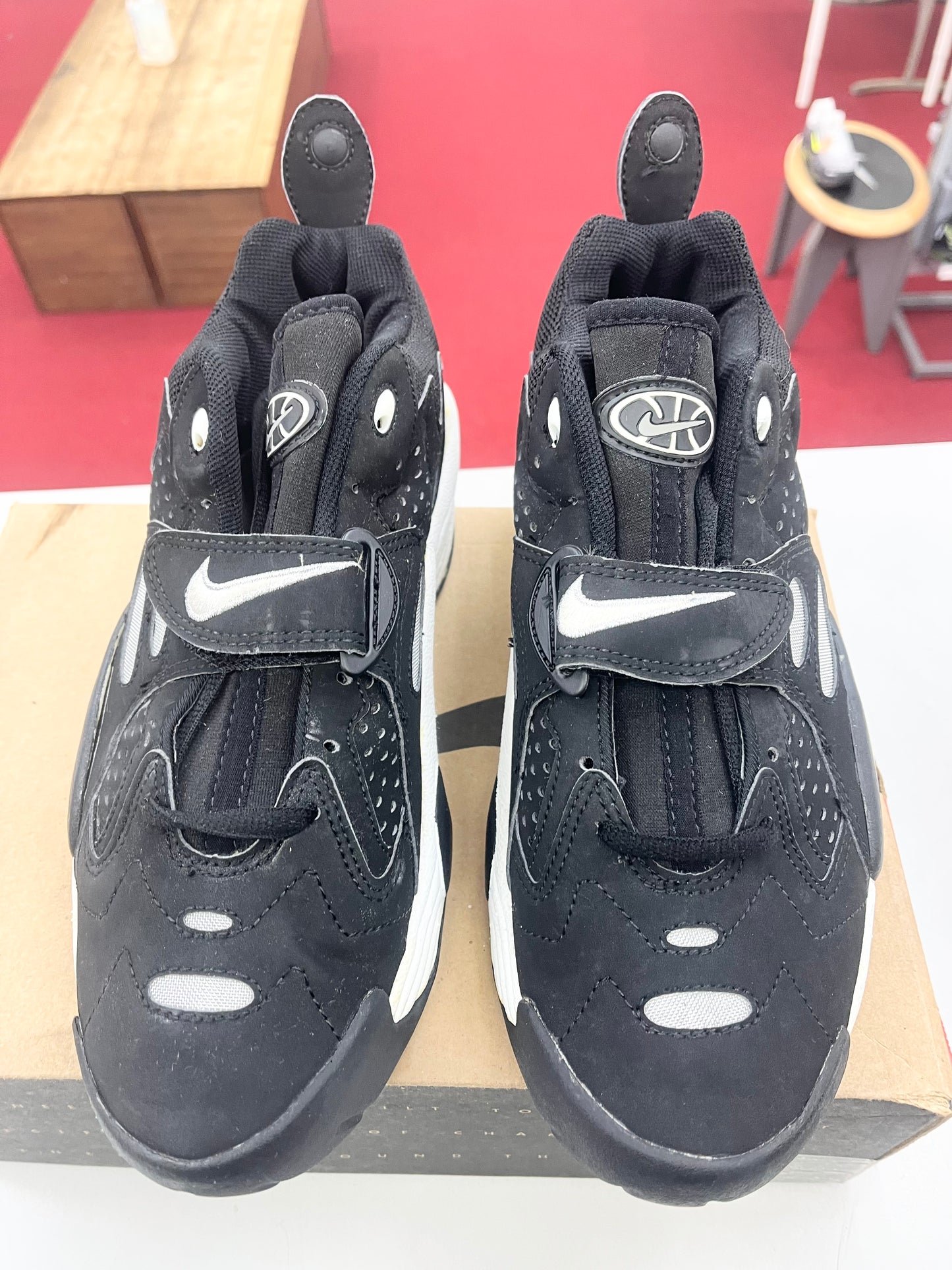 SZ 10 Men.      1996 Nike air Hops Flight.