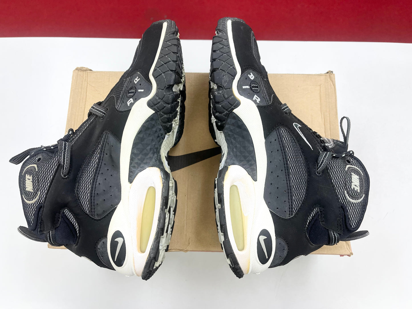 SZ 10 Men.    1998 Nike Air Aftermath Mid.