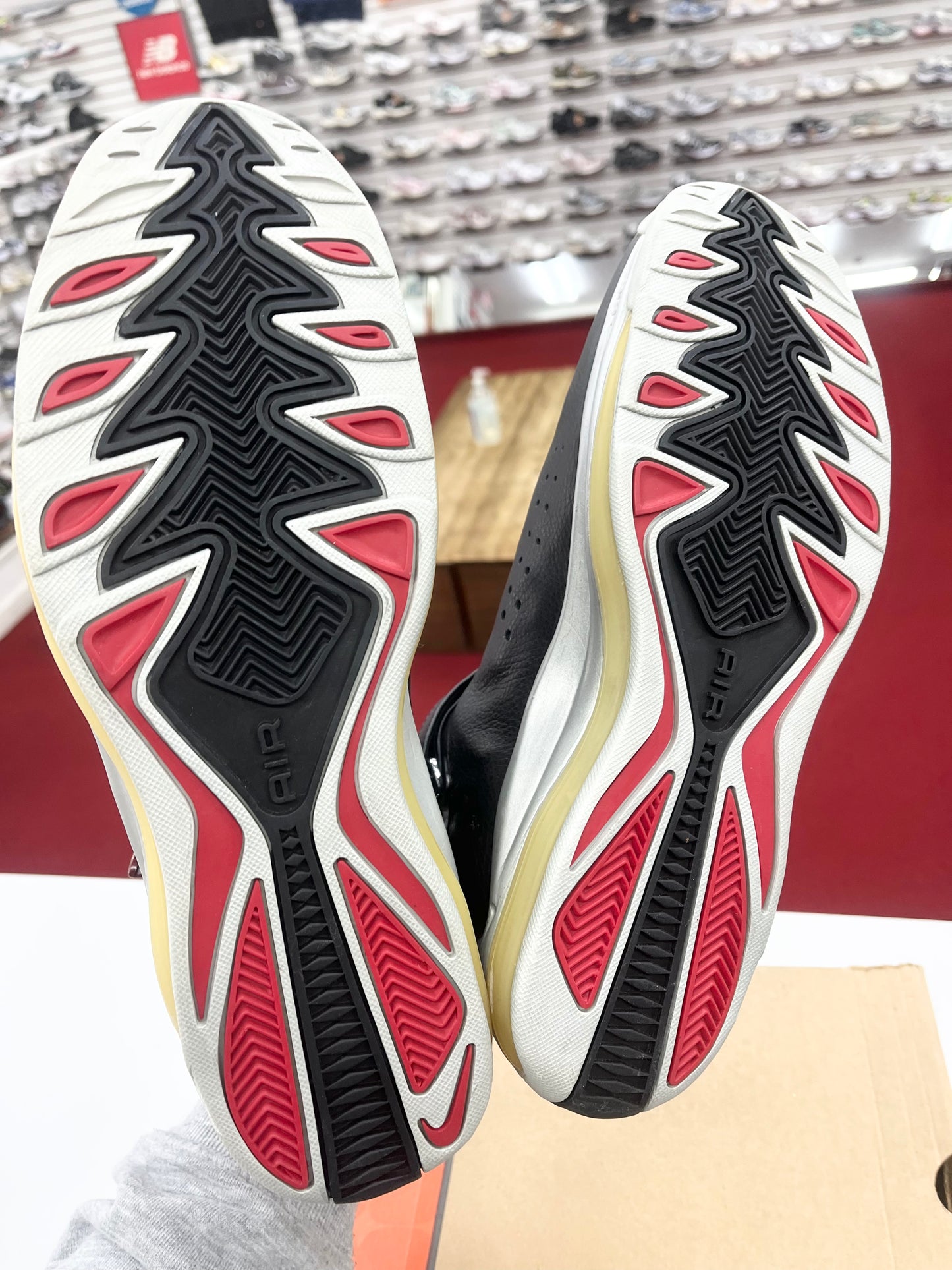 SZ 11 Men.      2002 Nike Air Max Elite Battleground.