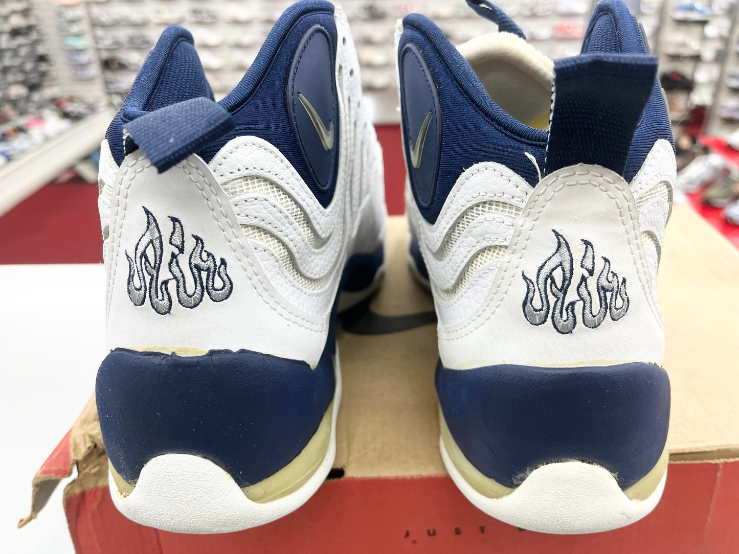 SZ 9 Men.      1997 Nike Air Bakin Midnight Navy.