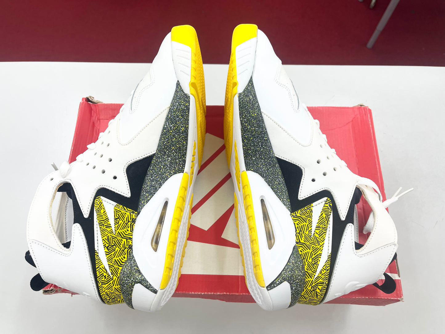 SZ 13 Men.    2013 Nike Air Tech Challenge Huarache.