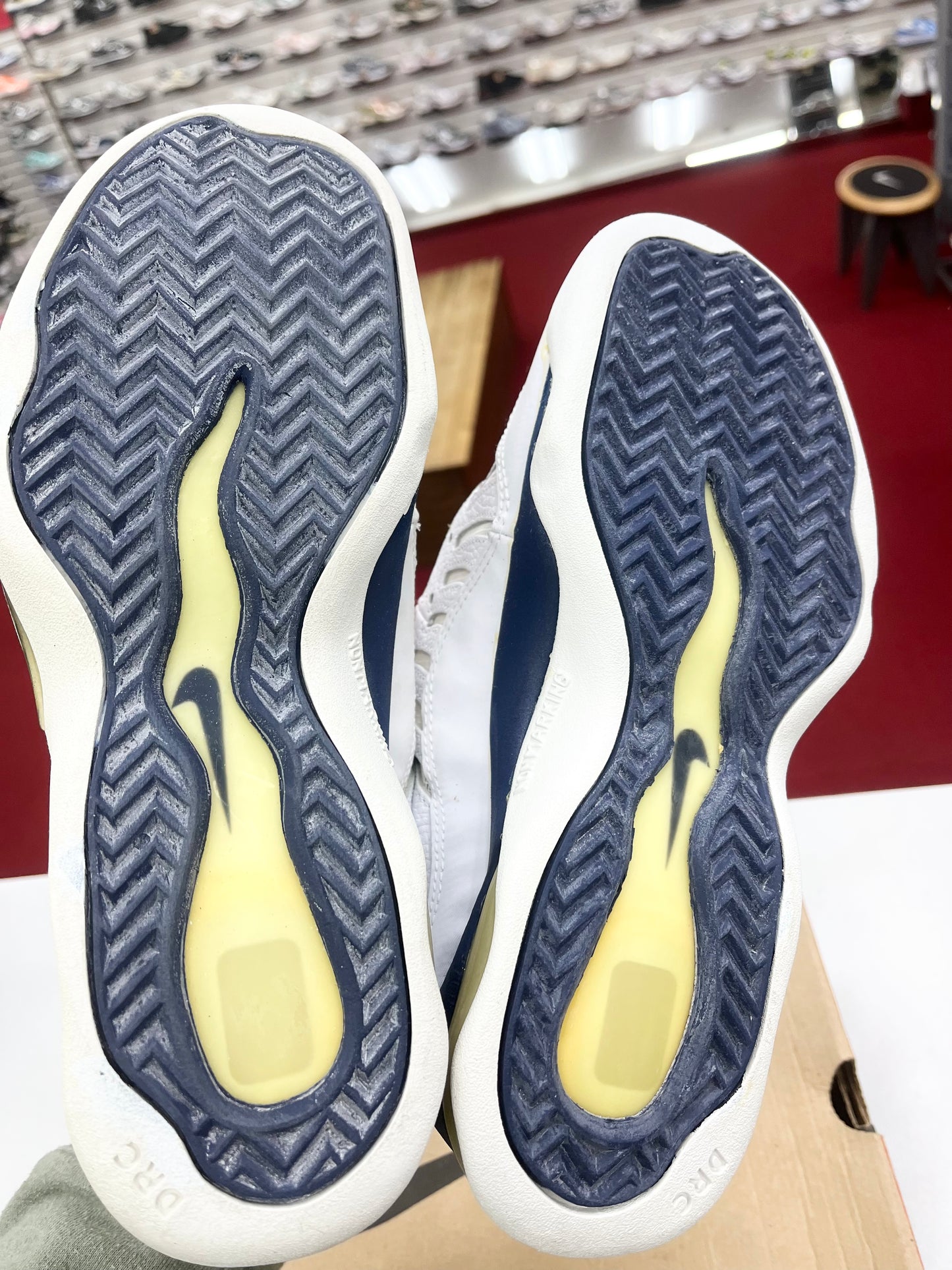 SZ 9 Men.      1997 Nike Air Bakin Midnight Navy.