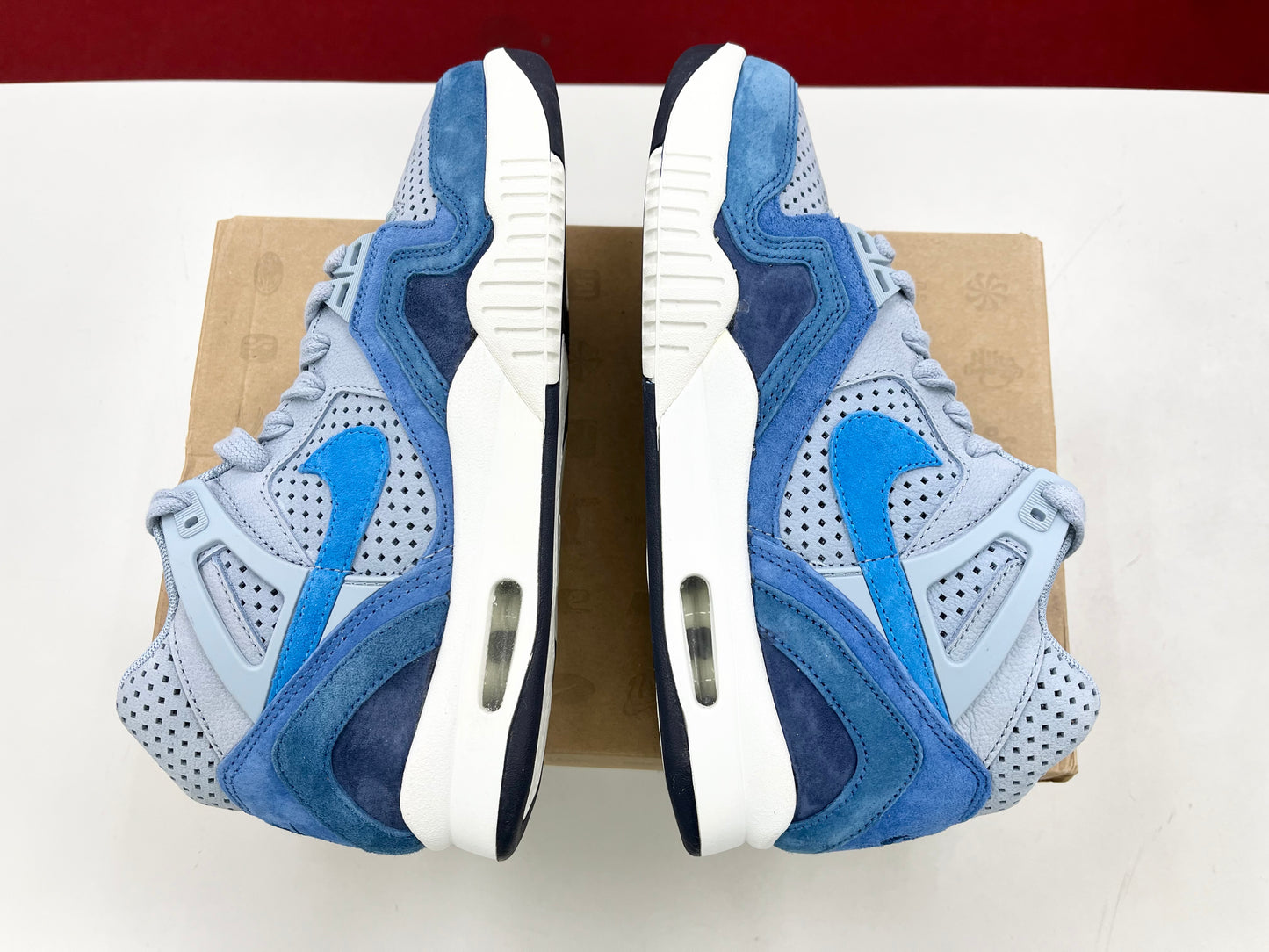 SZ 7.5 Men.     2015 Nike Air Tech Challenge II QS.