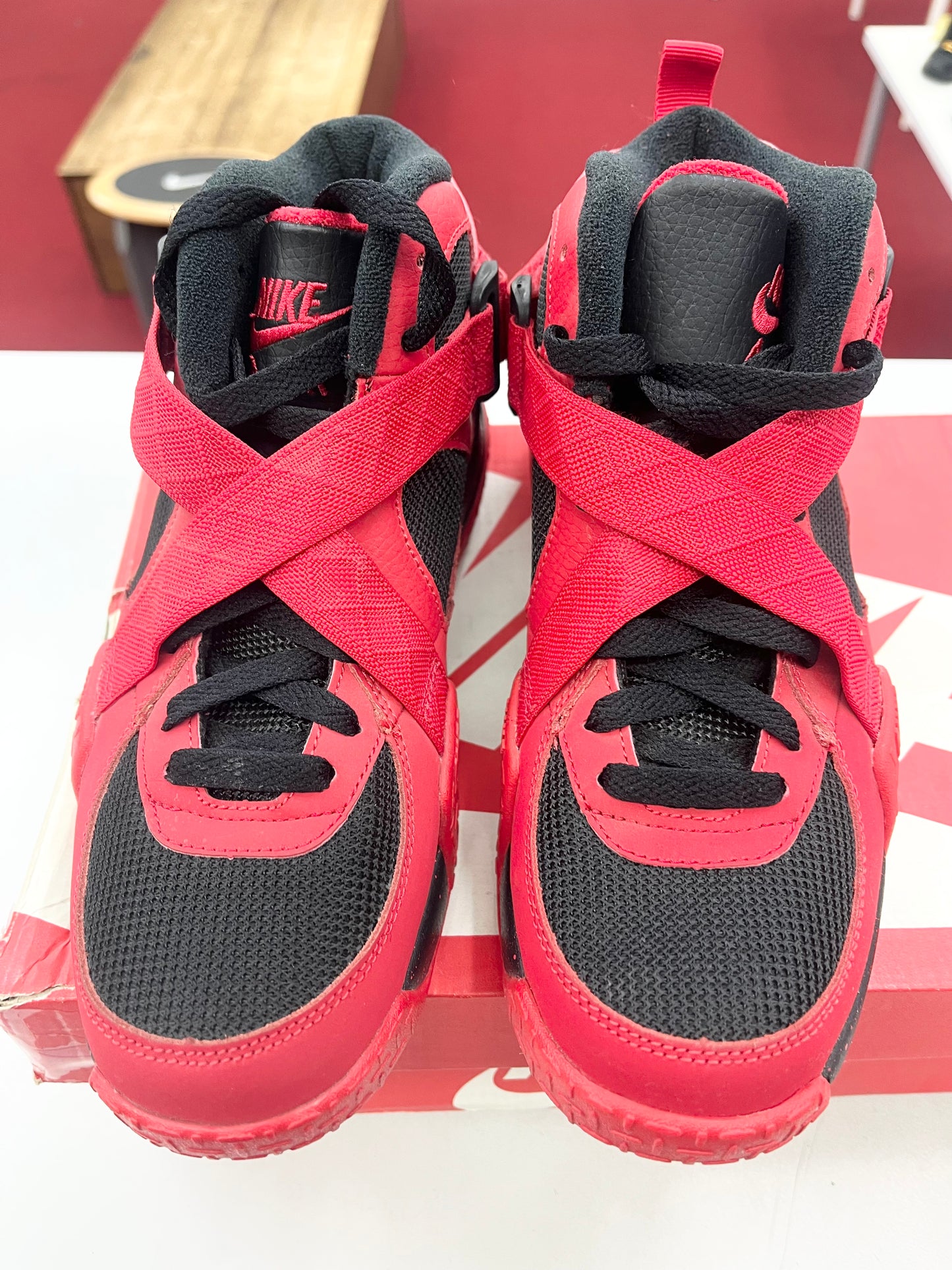 SZ 5.5Y.      2013 Kid Nike Air Raid GS Red.