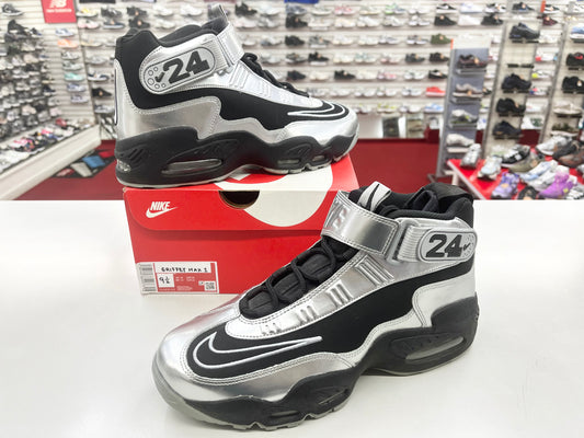 Size 9.5 men.    2014 Nike Air Griffey Max 1
