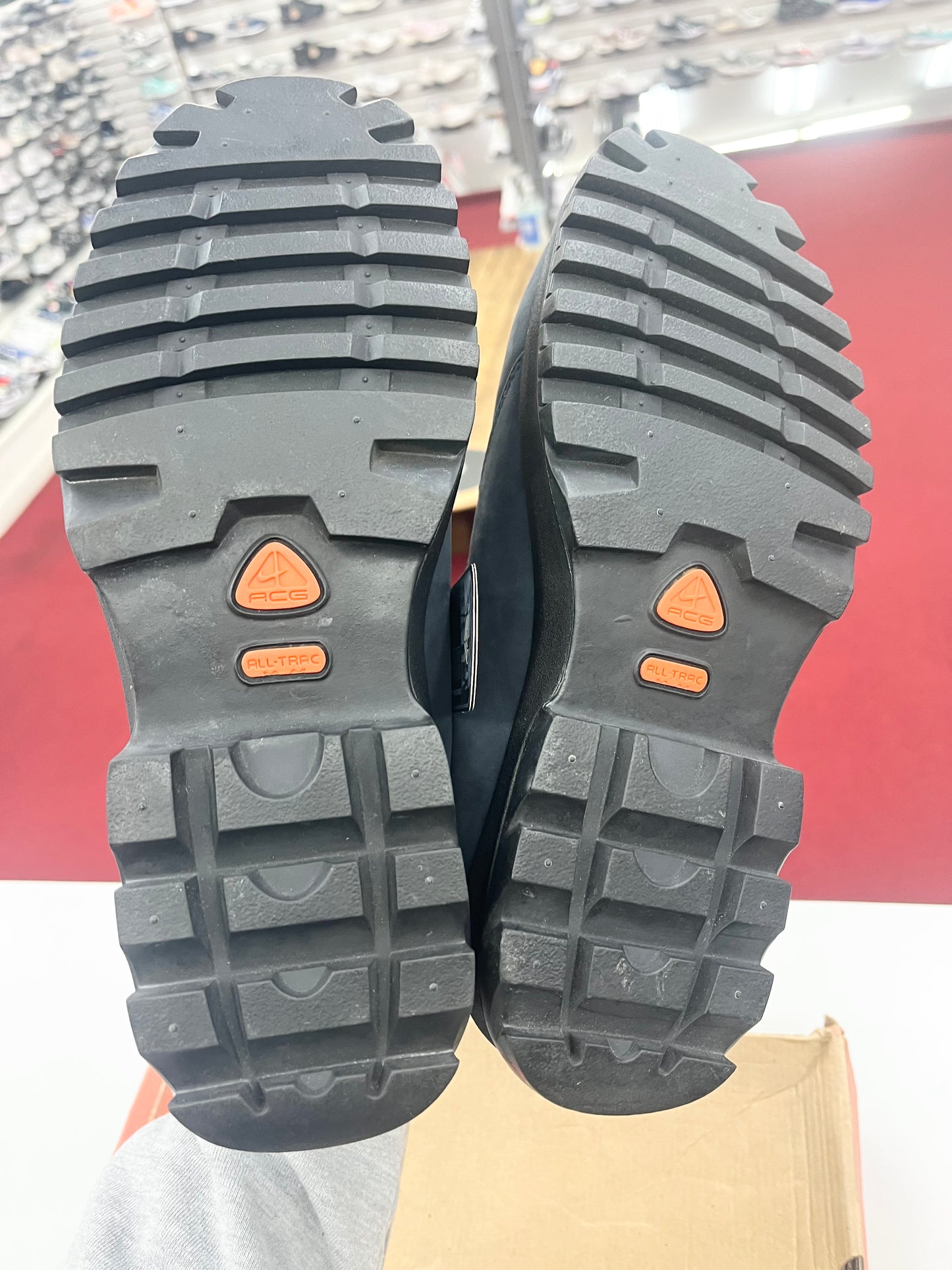 SZ 9.5 Men.    2001 Nike Air Peruvian Mid ACG Boot.