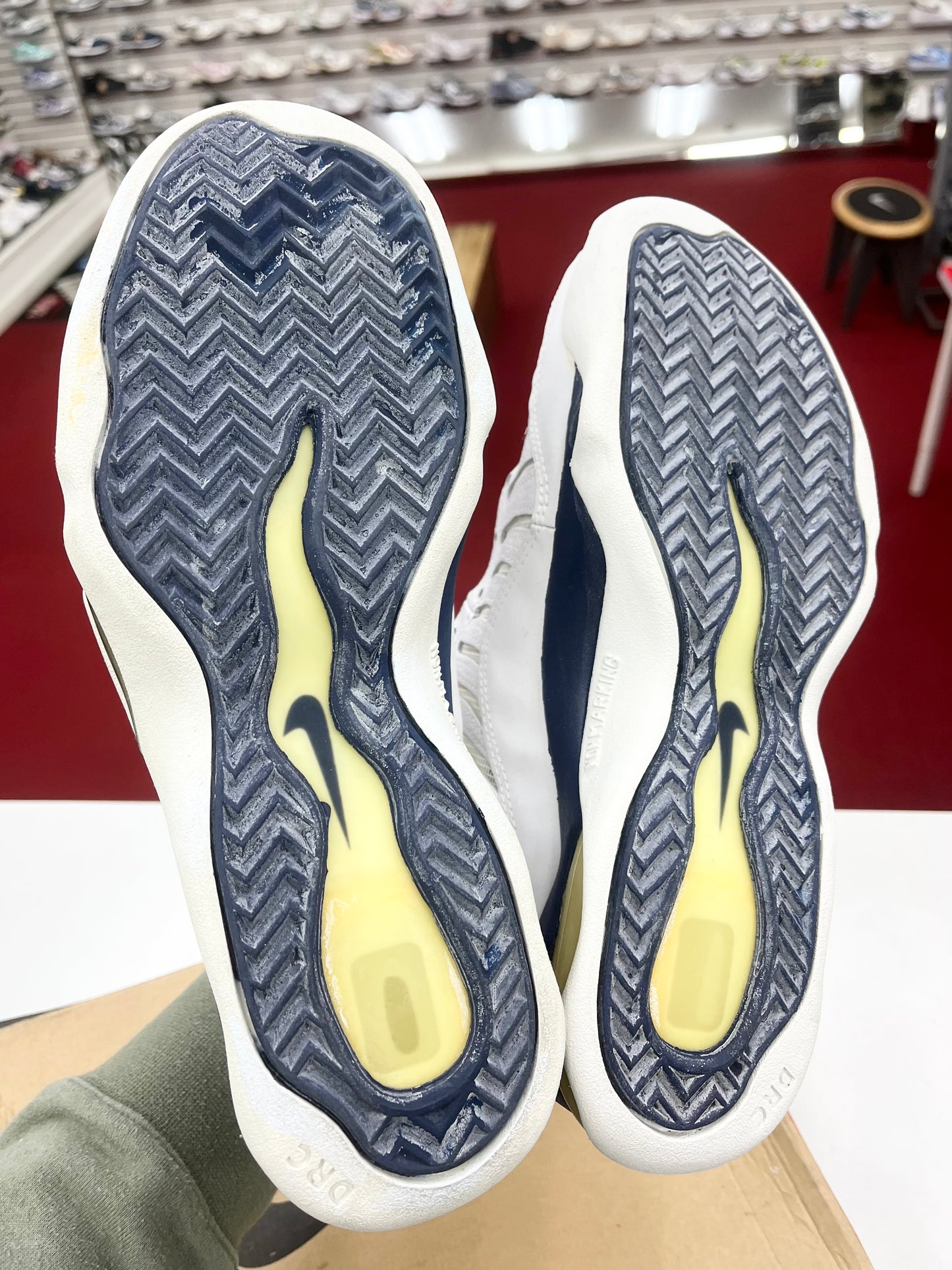 SZ 10 Men.      1997 Nike Air Bakin Midnight Navy.