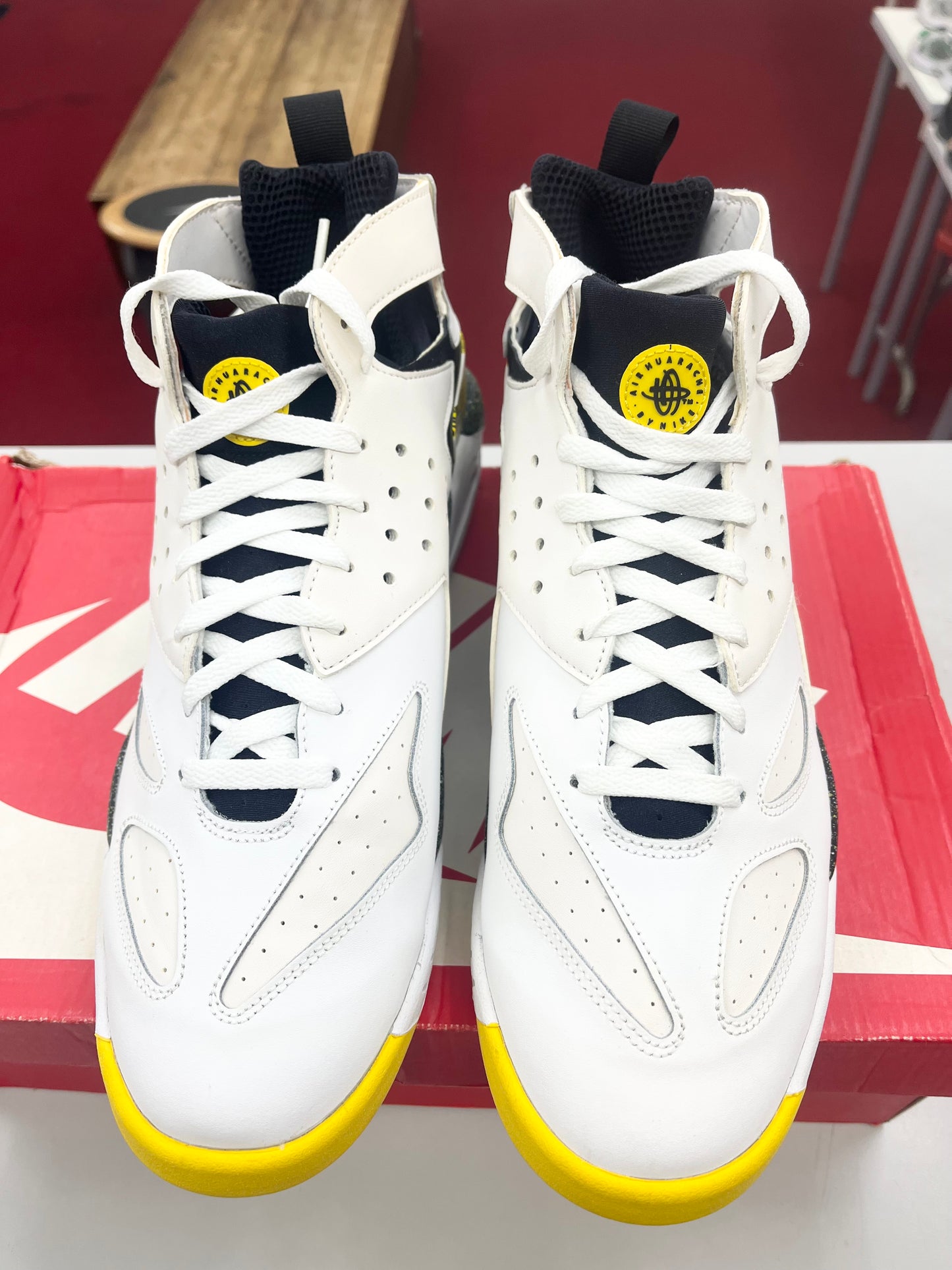 SZ 13 Men.    2013 Nike Air Tech Challenge Huarache.