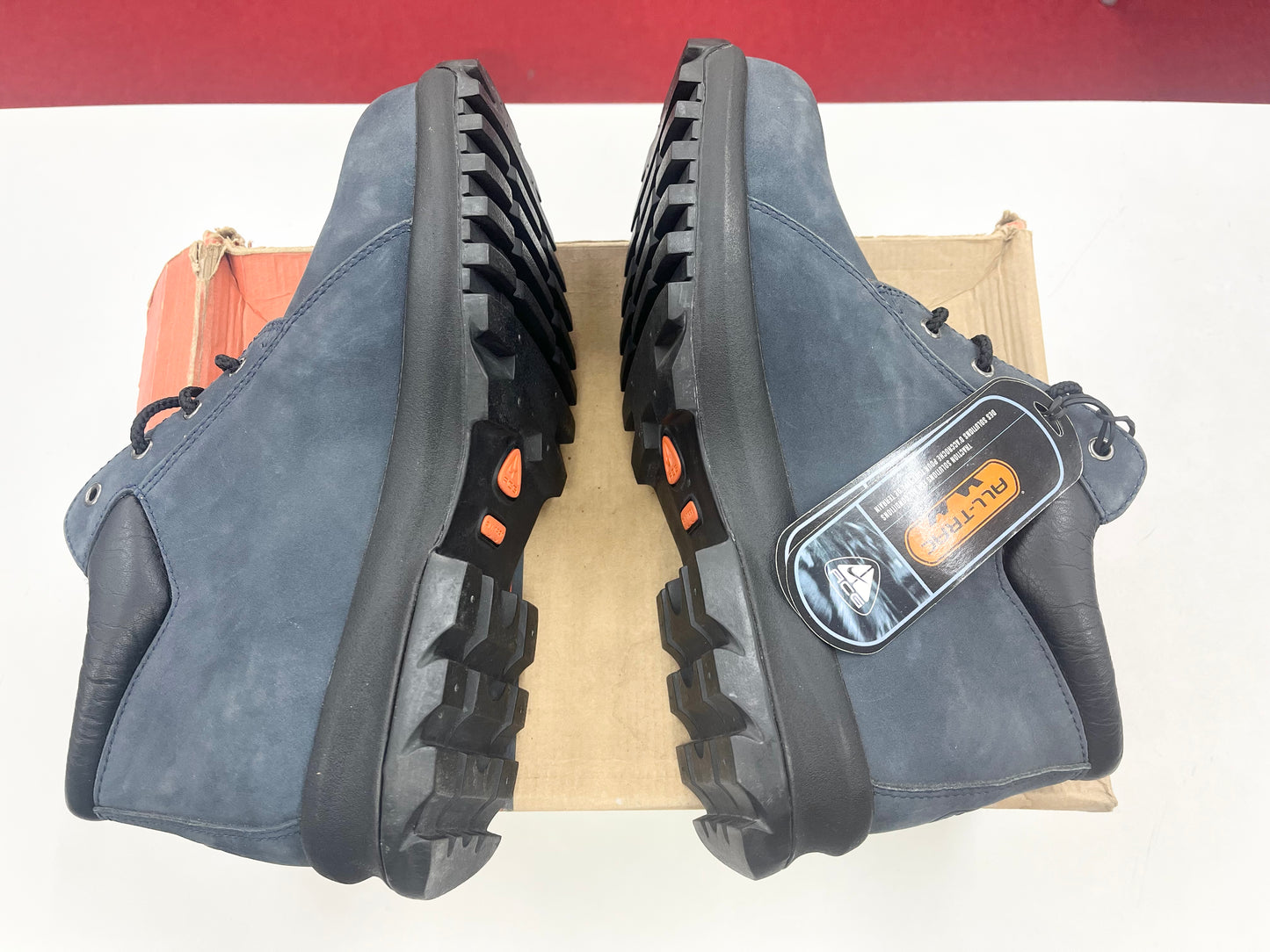 SZ 9.5 Men.    2001 Nike Air Peruvian Mid ACG Boot.