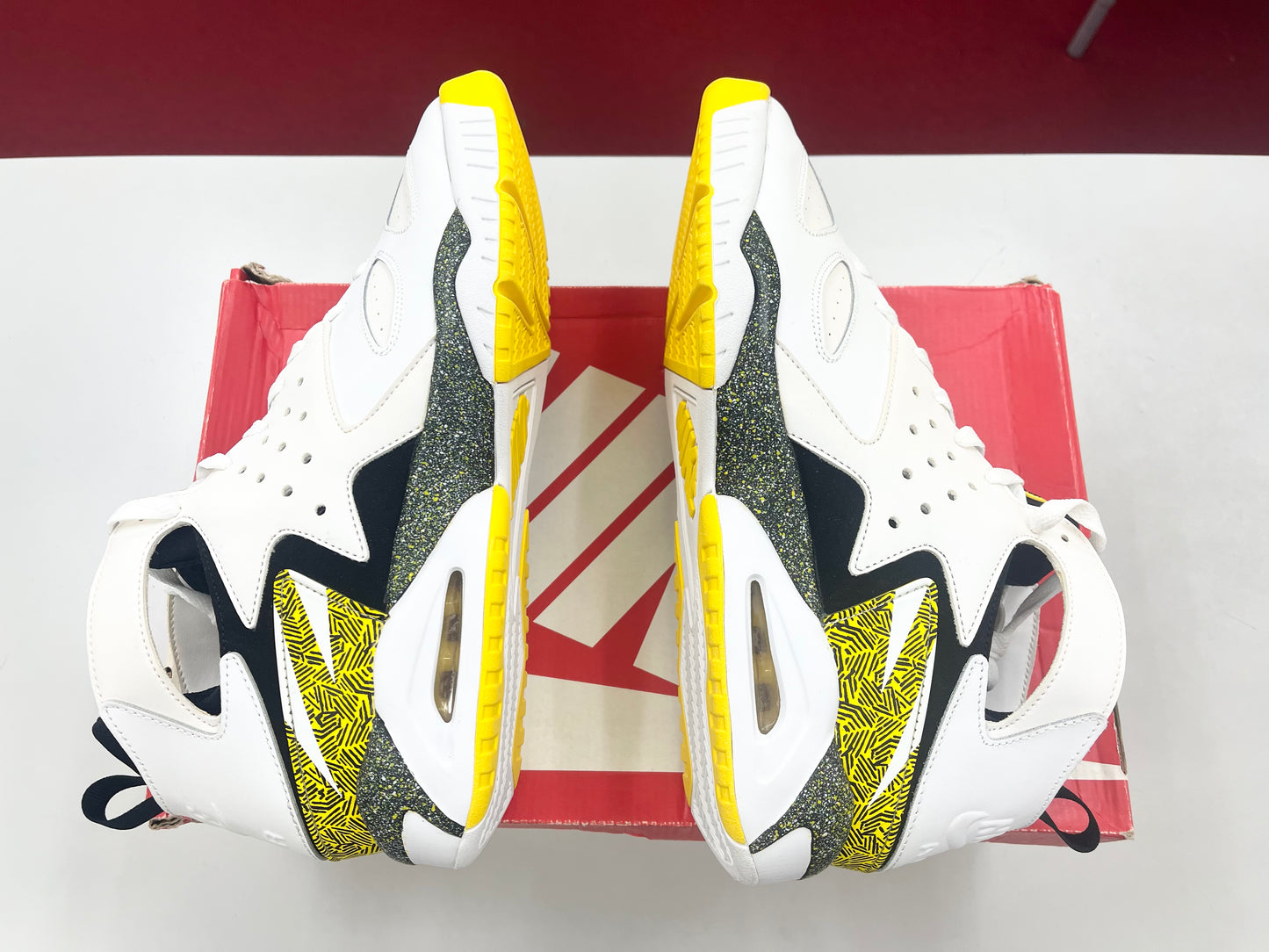 SZ 13 Men.    2013 Nike Air Tech Challenge Huarache.