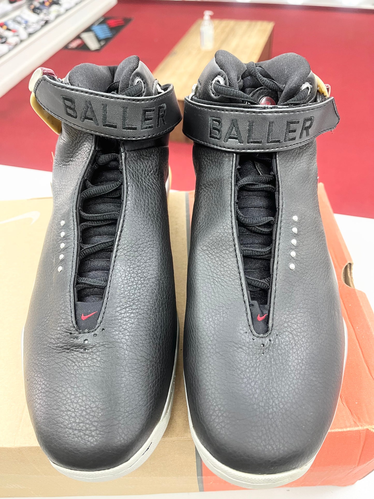 SZ 11 Men.      2002 Nike Air Max Elite Battleground.