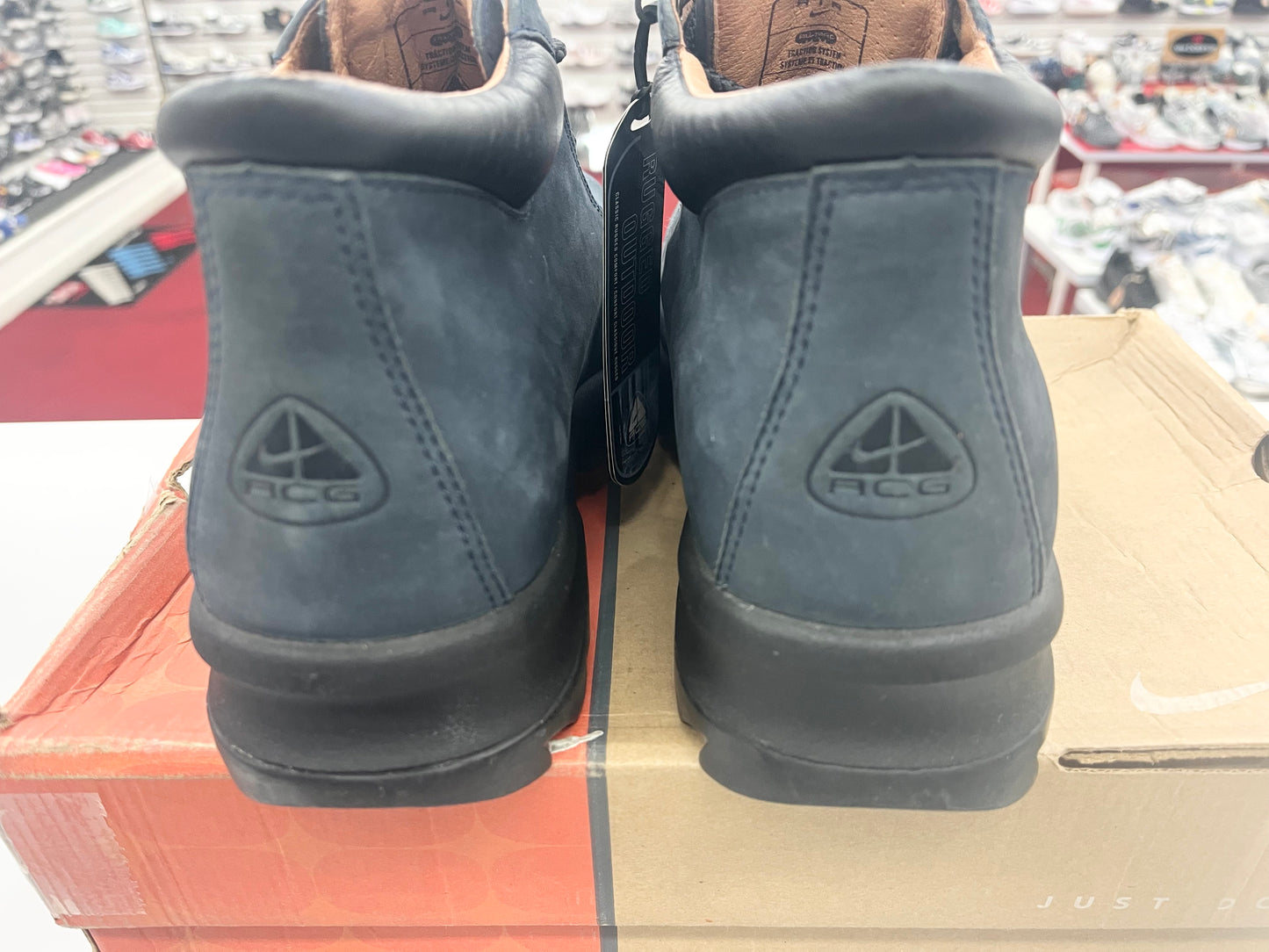 SZ 9.5 Men.    2001 Nike Air Peruvian Mid ACG Boot.