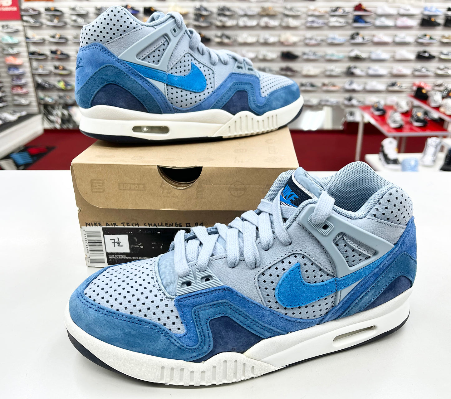 SZ 7.5 Men.     2015 Nike Air Tech Challenge II QS.