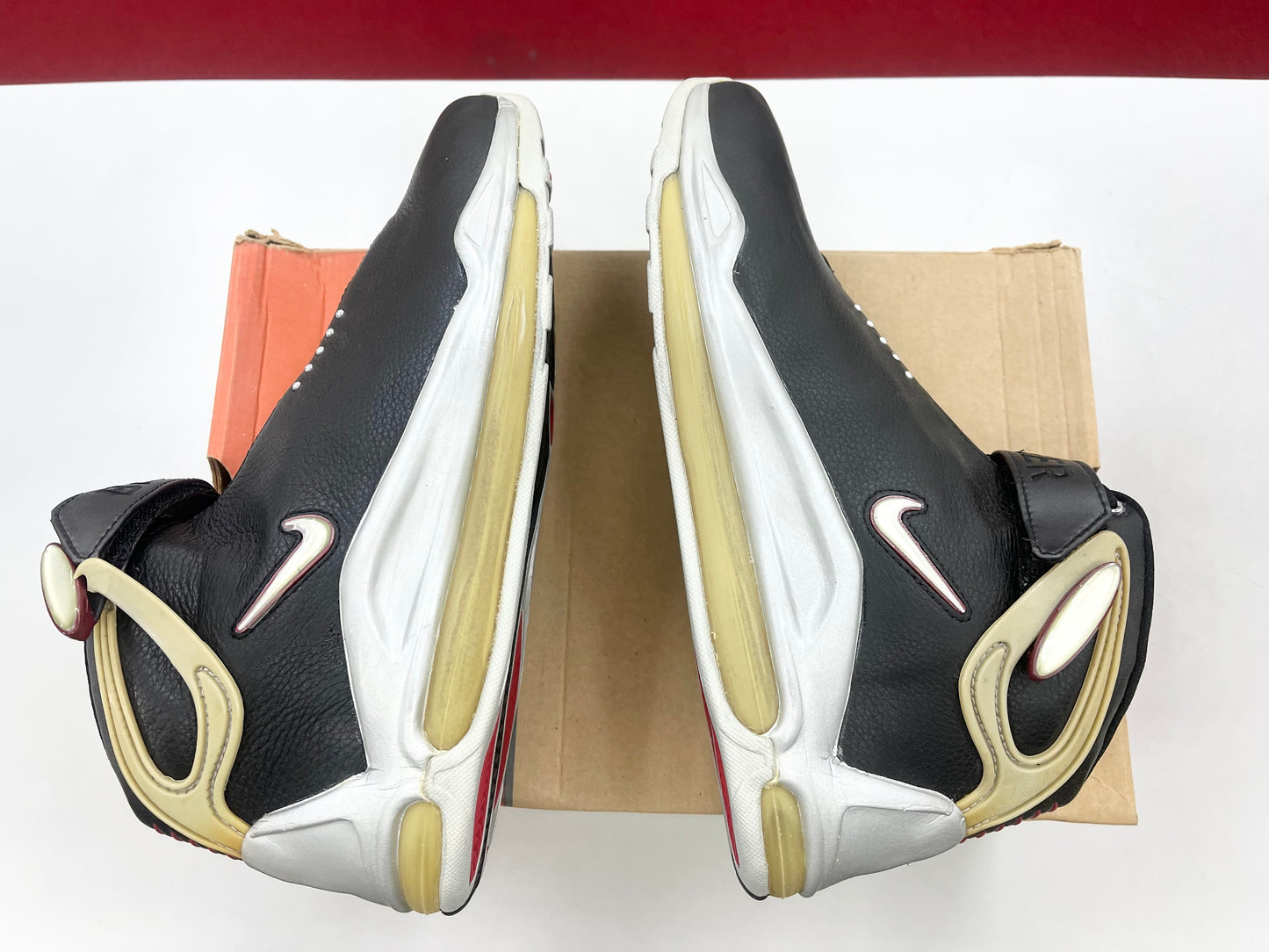 SZ 11 Men.      2002 Nike Air Max Elite Battleground.