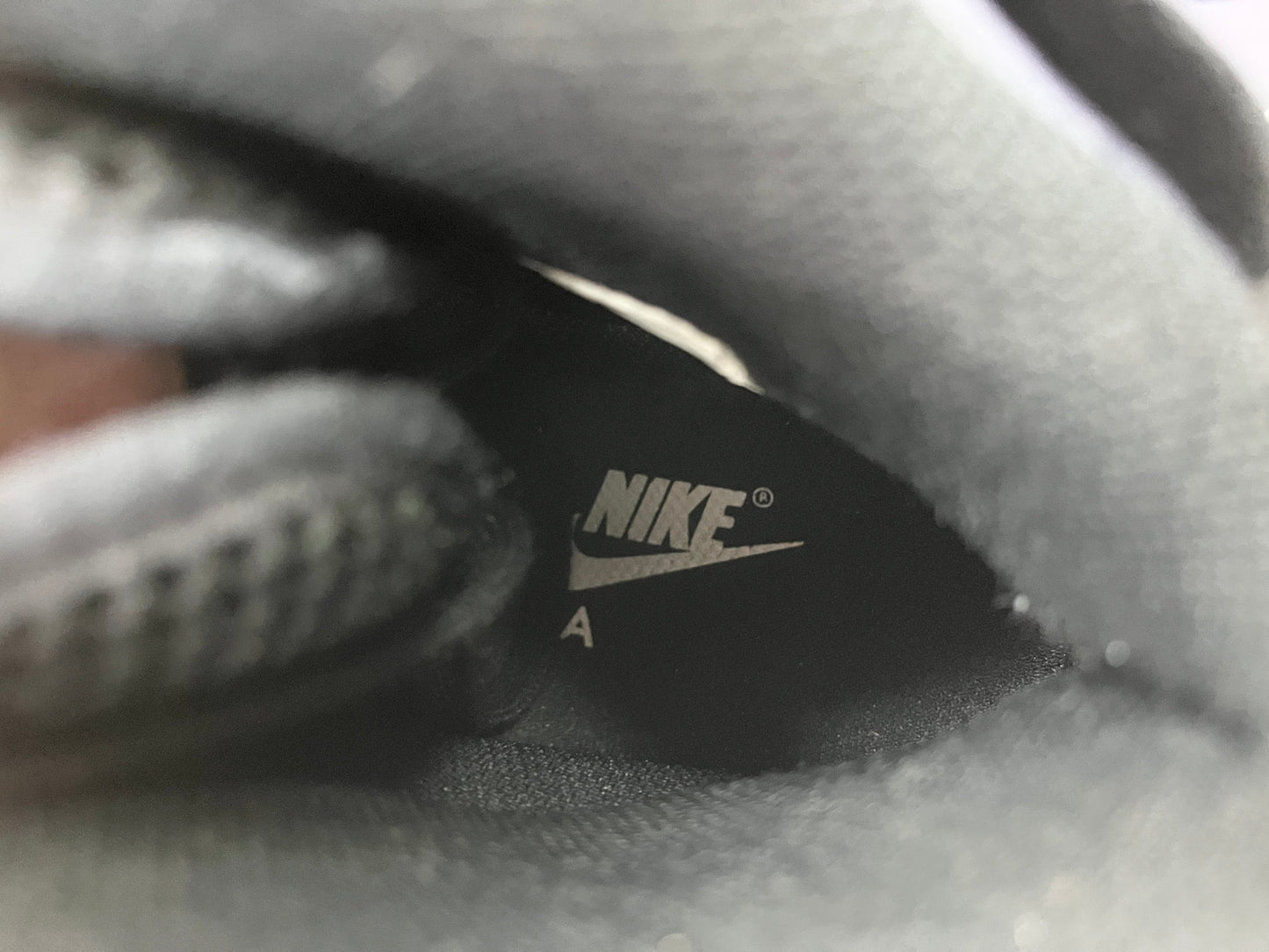 SZ 9.5 Men.      2018 Nike AF 1 Foamposite Cup Lt Carbon.