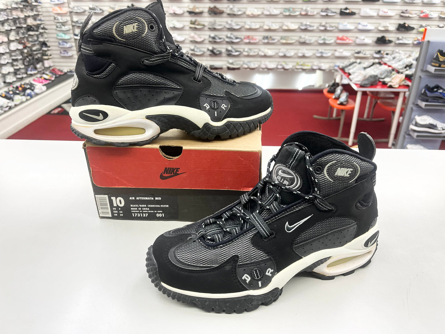 SZ 10 Men.    1998 Nike Air Aftermath Mid.