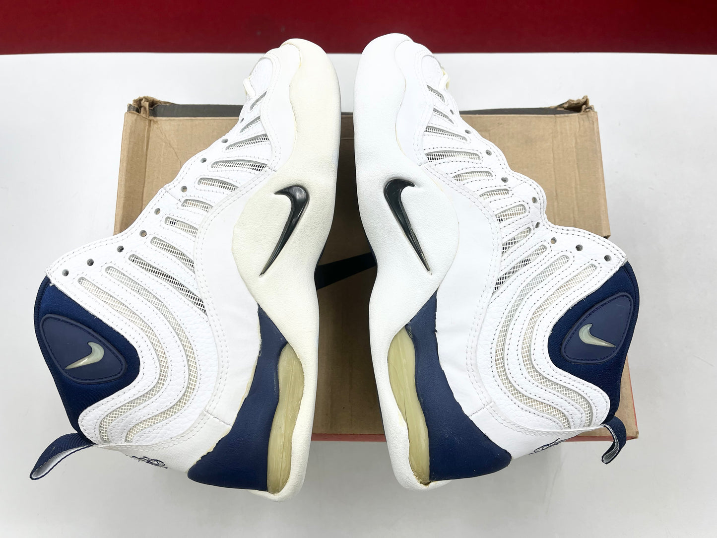 SZ 9 Men.      1997 Nike Air Bakin Midnight Navy.