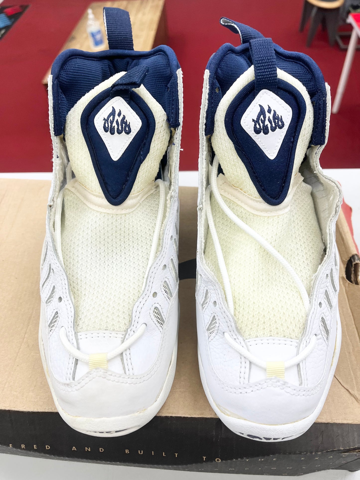 SZ 9 Men.      1997 Nike Air Bakin Midnight Navy.