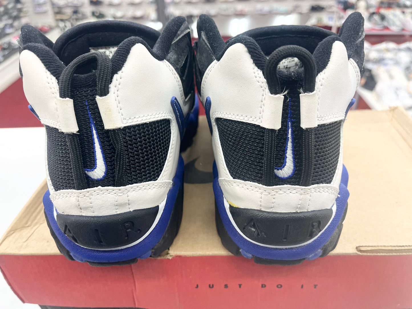 SZ 9.5 Men.     1996 Nike Air Slant Mid.