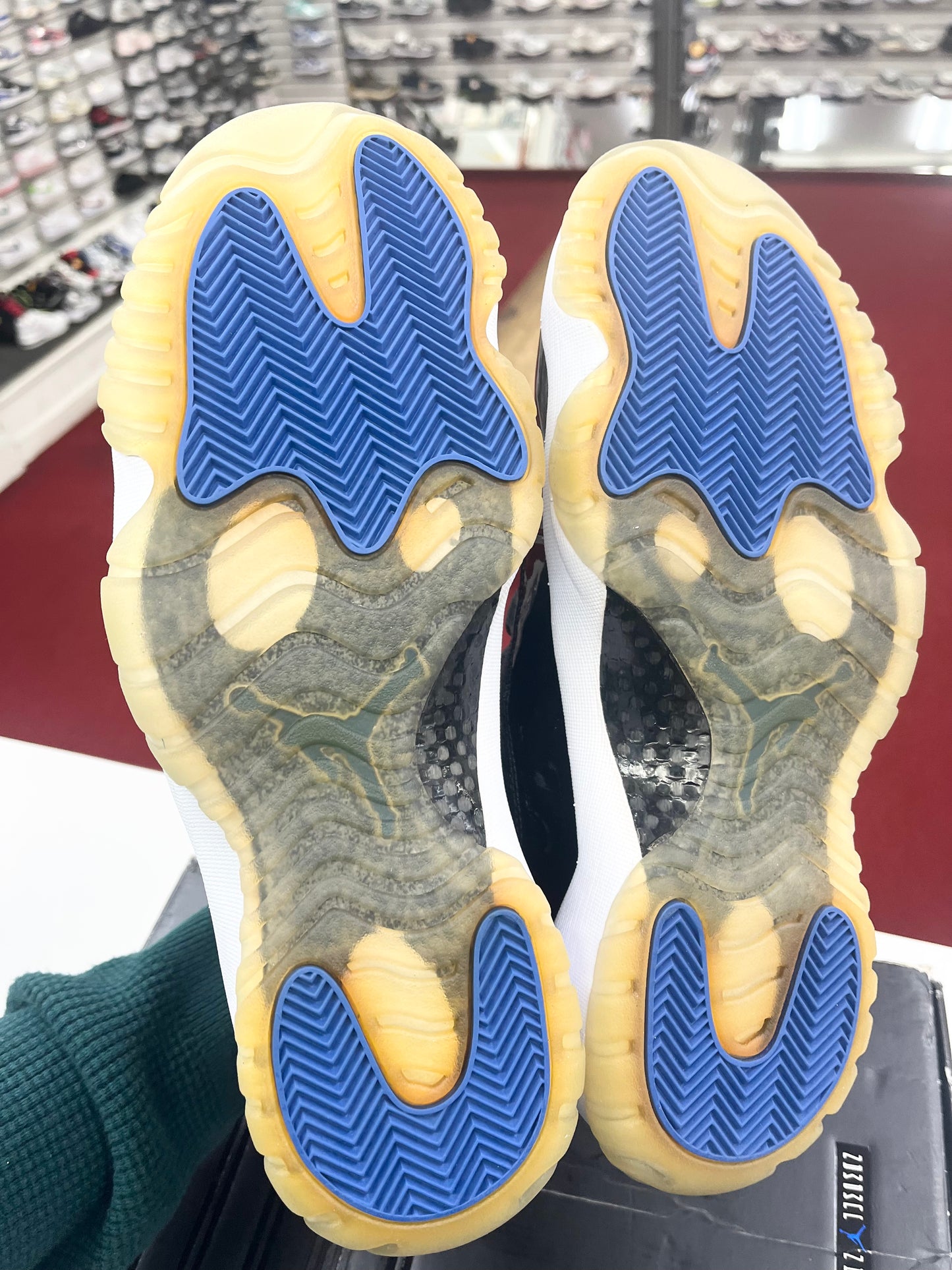 SZ 12 Men.  2009 Jordan XI Space Jam.