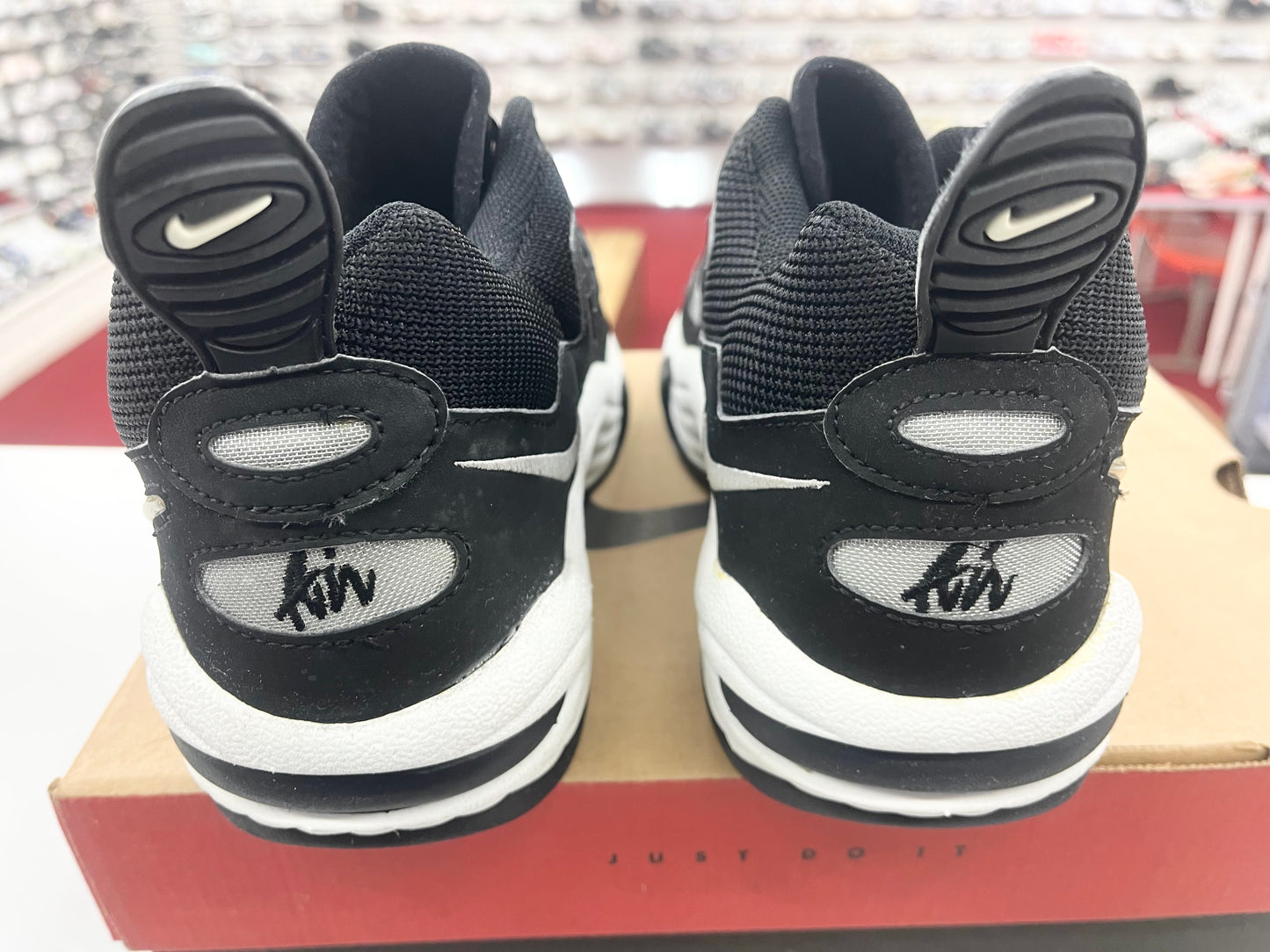 SZ 10 Men.      1996 Nike air Hops Flight.