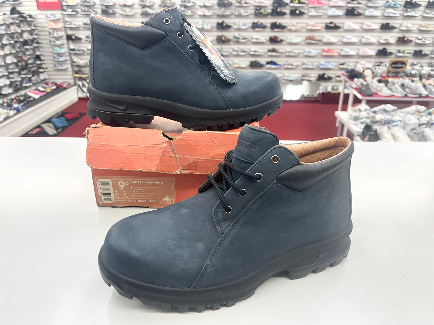 SZ 9.5 Men.    2001 Nike Air Peruvian Mid ACG Boot.