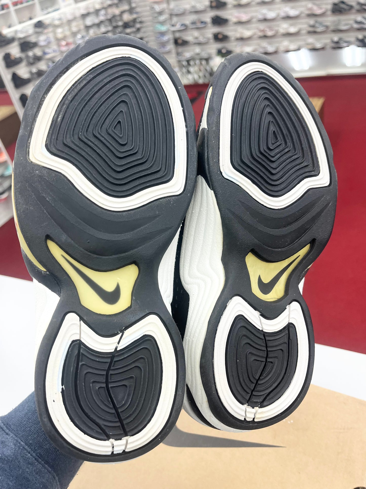 SZ 10 Men.      1996 Nike air Hops Flight.