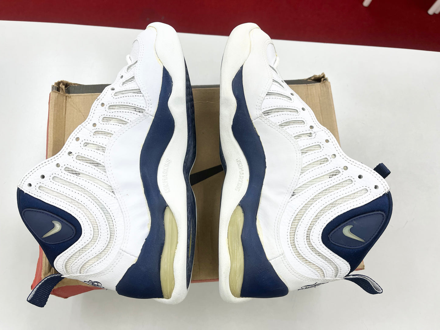 SZ 9 Men.      1997 Nike Air Bakin Midnight Navy.