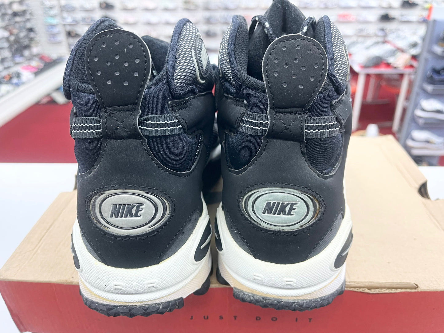 SZ 10 Men.    1998 Nike Air Aftermath Mid.