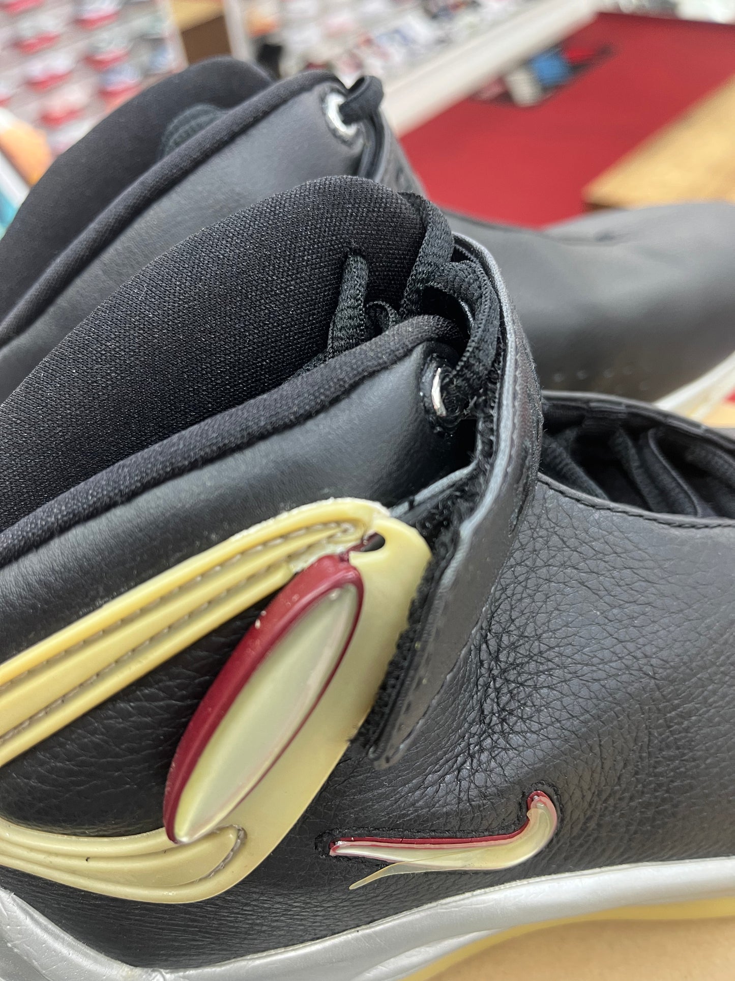 SZ 11 Men.      2002 Nike Air Max Elite Battleground.