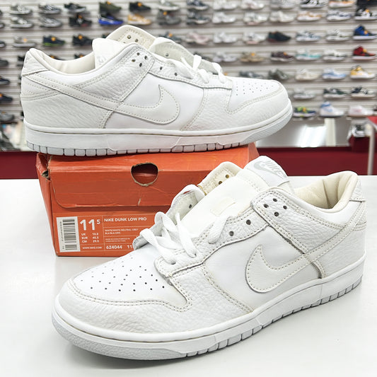 SZ 11.5 Men.       2003 Nike Dunk Low Pro.