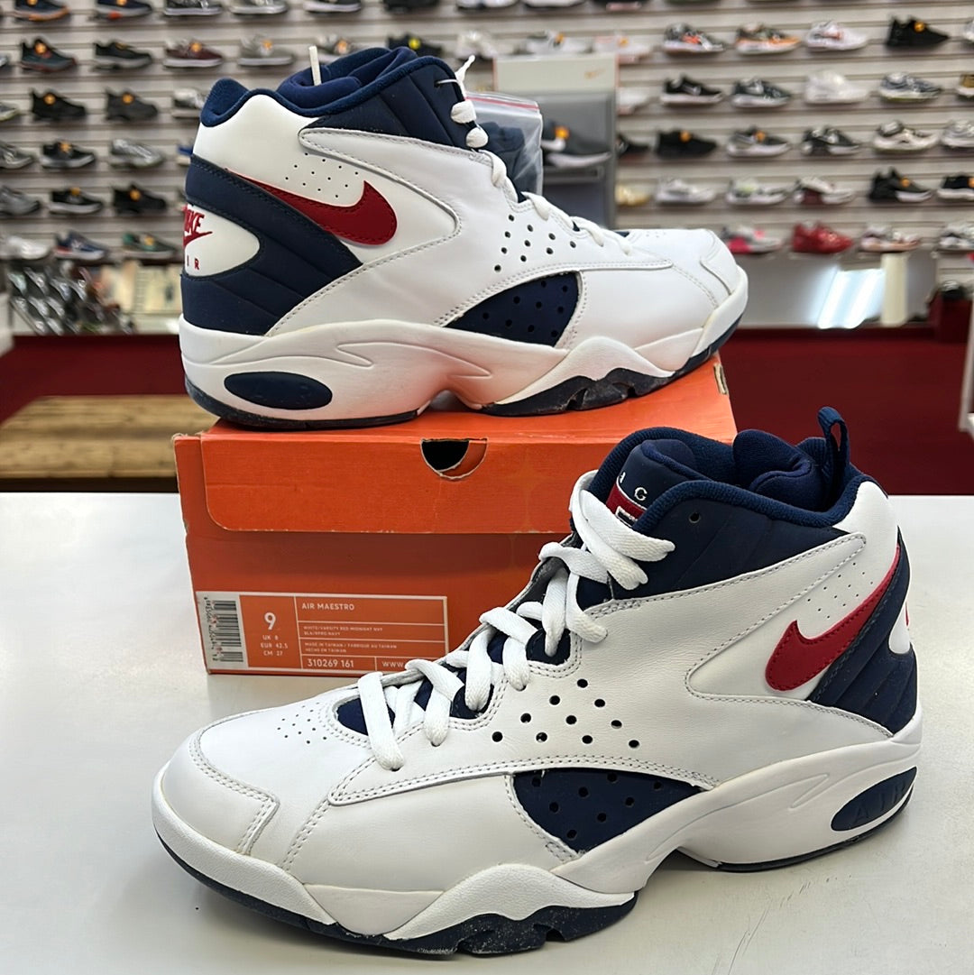 SZ 9 men.    2004 Nike air maestro aka Pippen