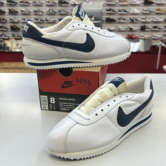 SZ 8 Men.      1996 Nike Leather Cortez.