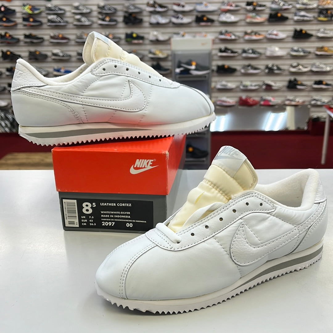 SZ 8.5 men.     1996 Nike Leather Cortez Safari.