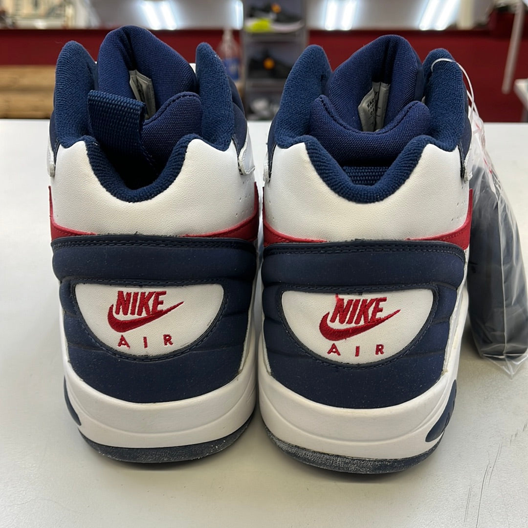 SZ 9 men.    2004 Nike air maestro aka Pippen