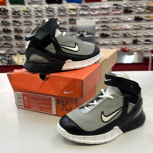 Sz: 9C.    2005 DS Kobe Baby Nike Huarache 2K5