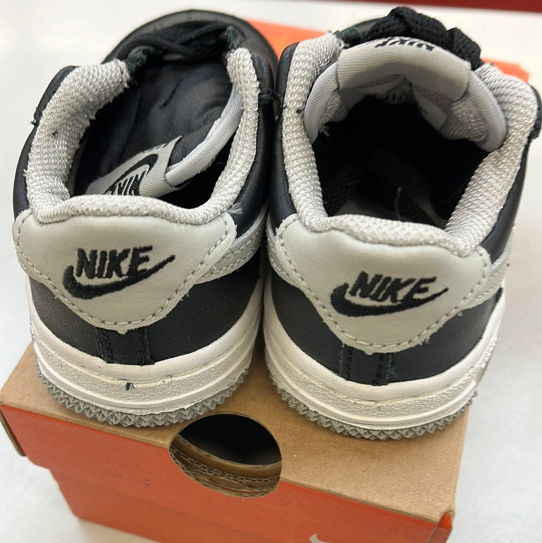 SZ: 8.5C.    2003 Baby Nike AF1 Low.