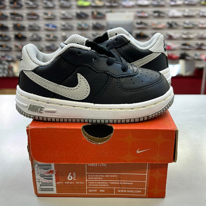 SZ: 6.5C.     2003 Baby Nike AF1 Low.